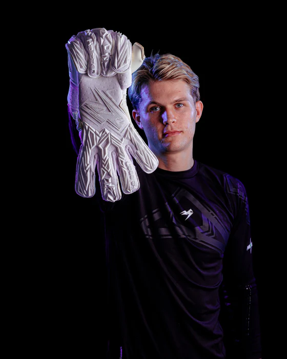 Kaliaaer_White_Gk_gloves_560x700_crop_center